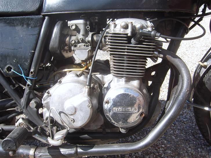 Honda cb 400 four - maskinen og sideskjoldet er noget hjemmefusket,,,,der skal et nyt til billede 2