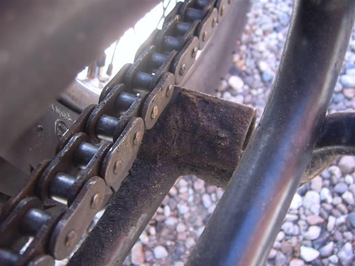 Honda cb 400 four - center støtbenet er meget tæt på kæden ,,,,hmm det må jeg kigge på billede 13
