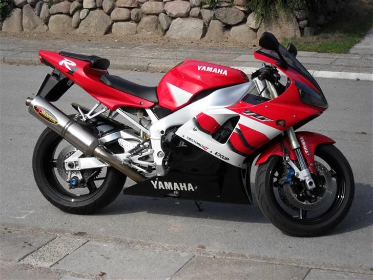 Yamaha R1 billede 1