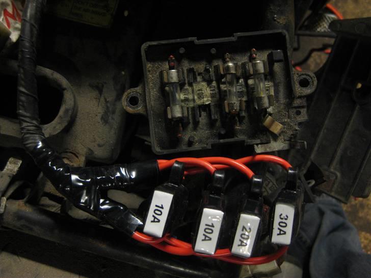 Yamaha XJ600 Projekt - Før og efter af sikringsholderen. billede 6