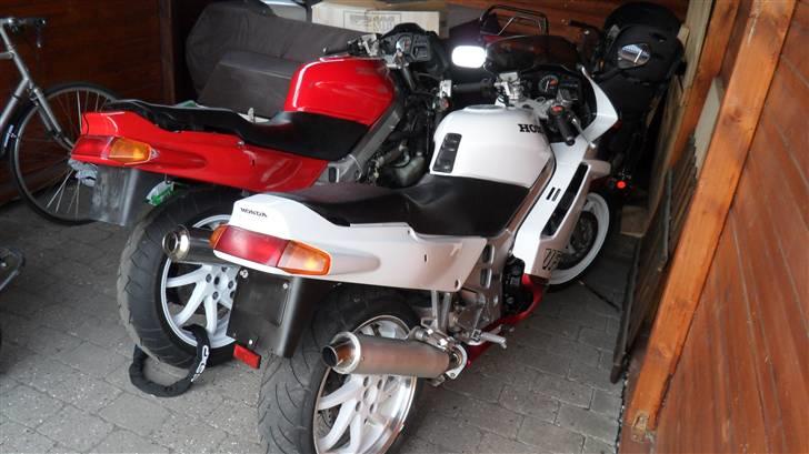 Honda VFR 750 RC 36-1 - Den røde er danskere og den hvide er tysker. De har nu byttet identitet (kåbe, køler, ensretter, etc )  billede 6