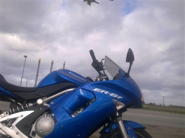 Kawasaki Er-6f - Prøvede at få et billed med fly på men det ikk helt let med mobil kamera  billede 2