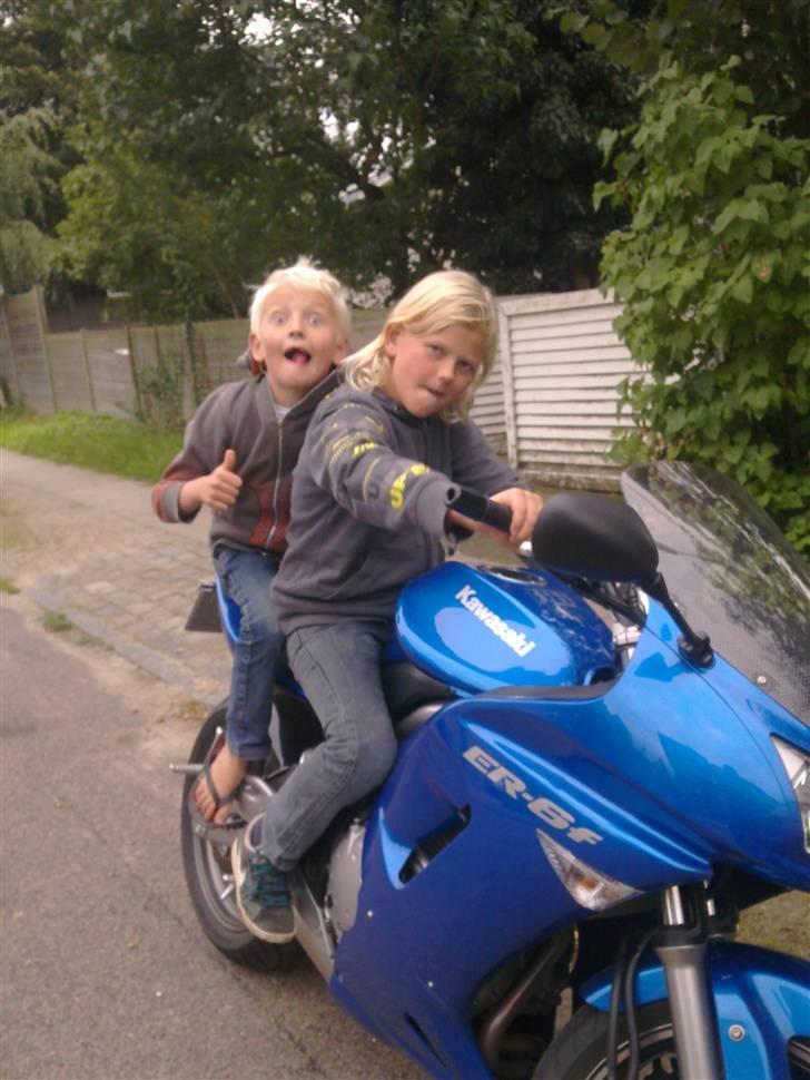 Kawasaki Er-6f - To af mine nevøer prøver Onkel Eddie´s Bike:) billede 4