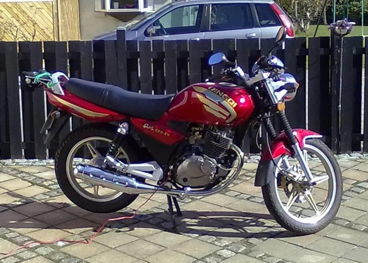 Jinlun Quingqi - Den ligner ikke en racer eller en anden kraftig motorcykel. Det er en lille motorcykel. Og det syntes jeg den viser. billede 1