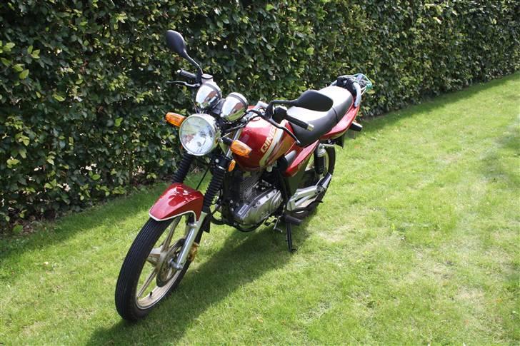 Jinlun Quingqi - Man kan da ikke sige, den er pralende. Men dejlig diskret i trafikken. Og det er meningen. Så ikke man blliver opfordret til race, mod andre. Den kan ikke følge med. billede 6