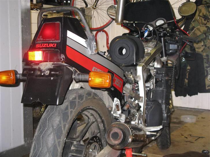 Suzuki gsxr 750 solgt - Skildt at for nye tændrør og karbu rens og just. billede 1