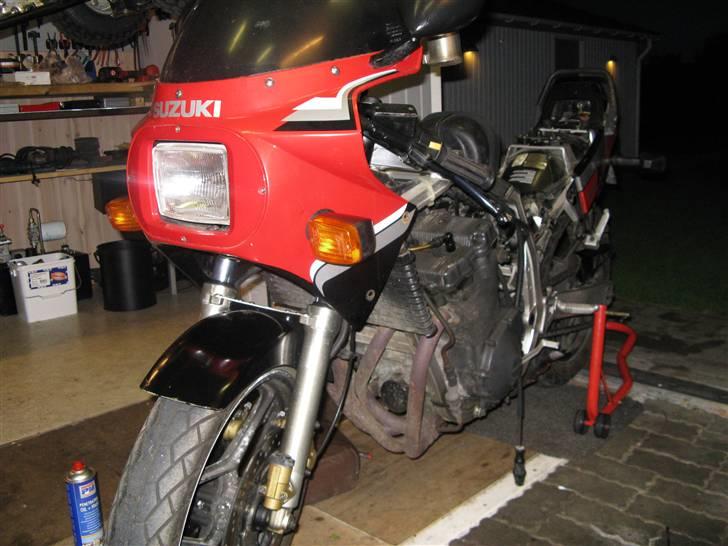 Suzuki gsxr 750 solgt - Klam forlygte. Håber jeg får tid og råd til at bygge en fed speedfighter!!!!!!!!! billede 3