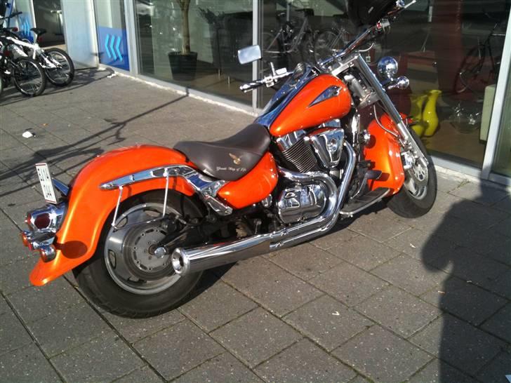 Suzuki VL 1500 LC - Morfar looket blev hurtigt pillet af den. En lettere bobbet udgave med lidt mindre ekstra gejl billede 1