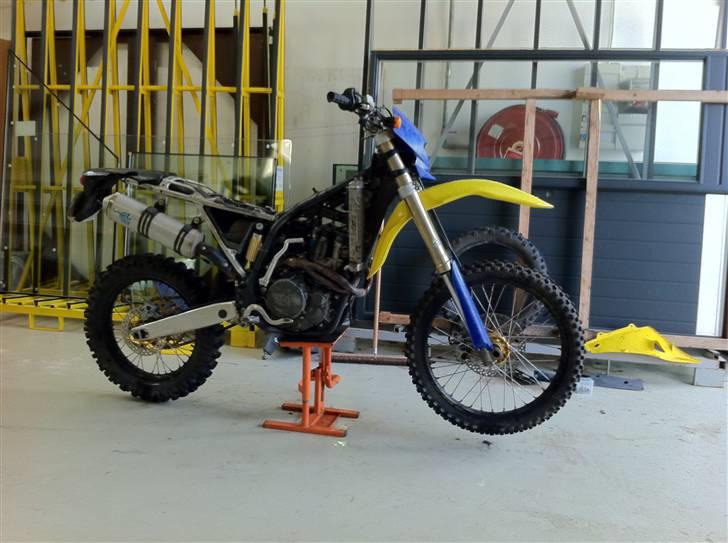 Husqvarna TE 450 - Husky er ikke blufærdig, smider gerne tøjes nar der skal bades! billede 11