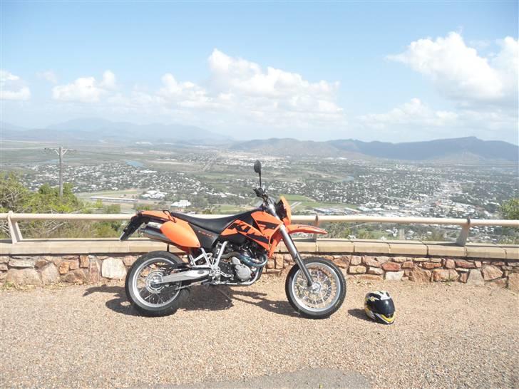 KTM 640 lc4 Supermotoard - På toppen af Castel Hill i Townsville billede 1