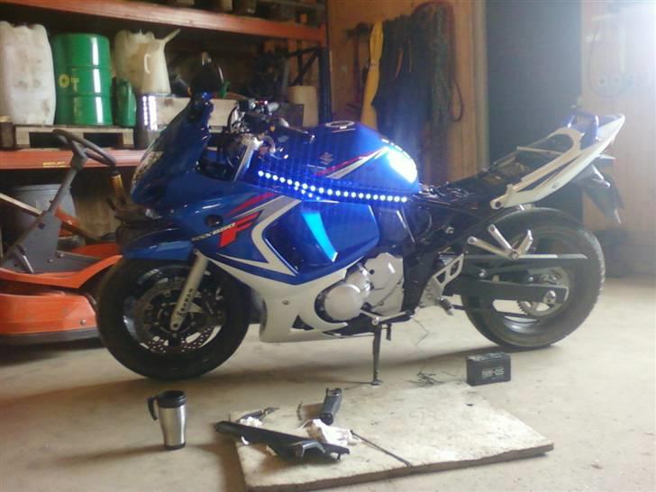 Suzuki GSX 650F - Ve er ved at sætte massere af dioder på min mc.. billede 12