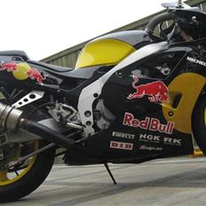 Kawasaki ZX 400R totalt skadet