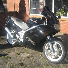 Honda vfr750f rc36