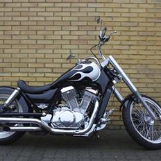 Suzuki Intruder VS 750 (SOLGT)