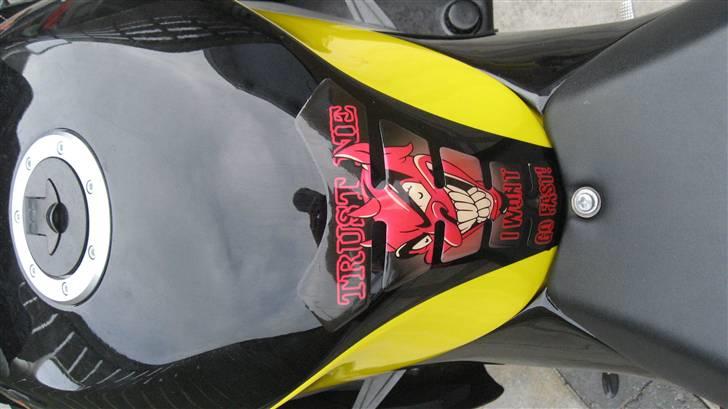 Kawasaki ZX 400R totalt skadet billede 8