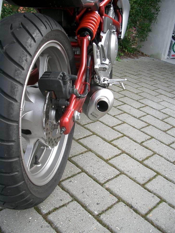 Kawasaki ER-6N - Akrapovic set bagfra, måske ikke det kønneste, men det virker! billede 12