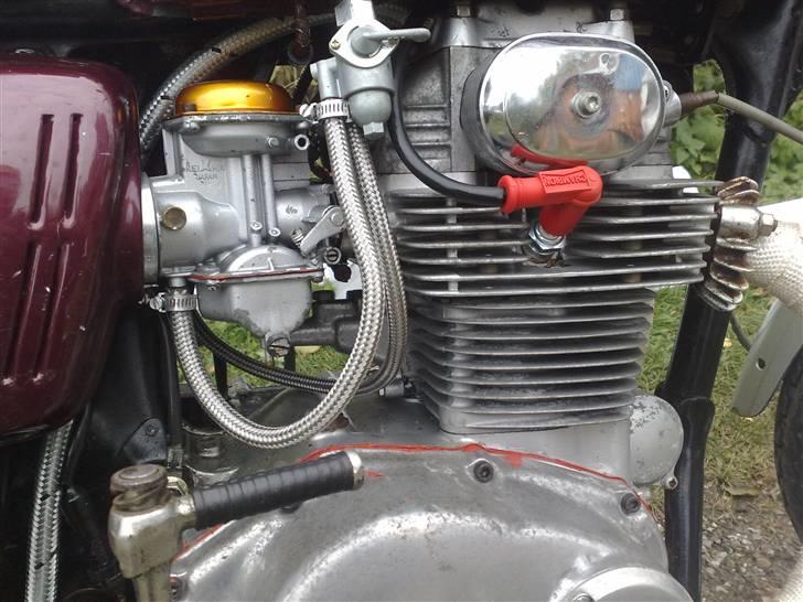 Honda cb 250 (350) - det ser godt ud med de stålarmeret slanger og de nye silikonehætter billede 18