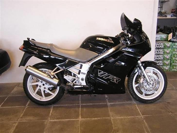 Honda vfr750f rc36 - mens den stod ved forhandleren billede 5