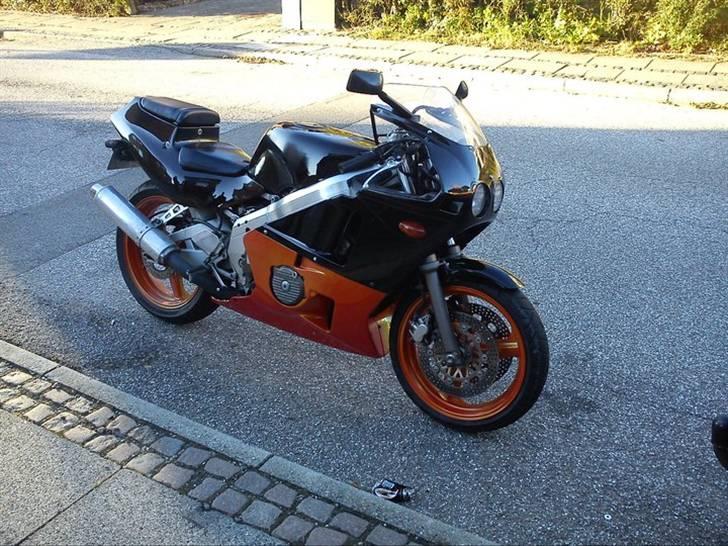Honda CBR 400RR billede 1
