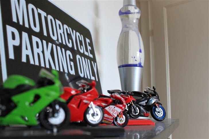 Honda CBR 1100 XX Blackbird - totalskadet - MC parkeringspladsen i stuen :)  billede 15