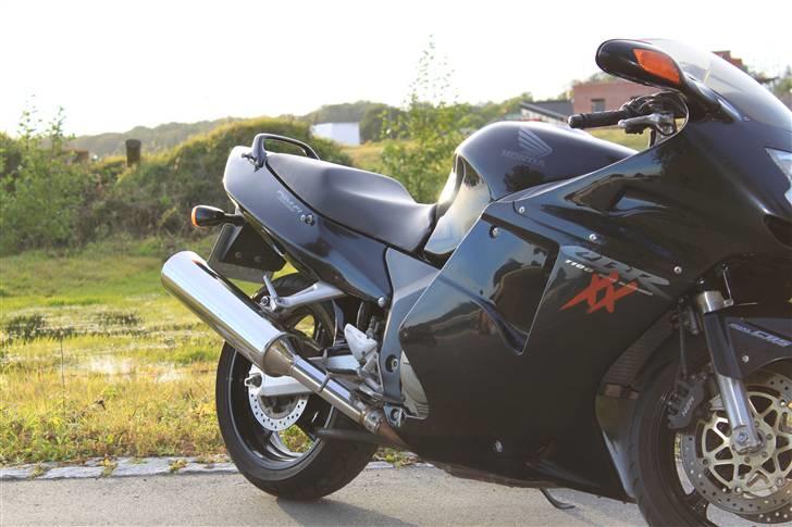 Honda CBR 1100 XX Blackbird - totalskadet billede 2