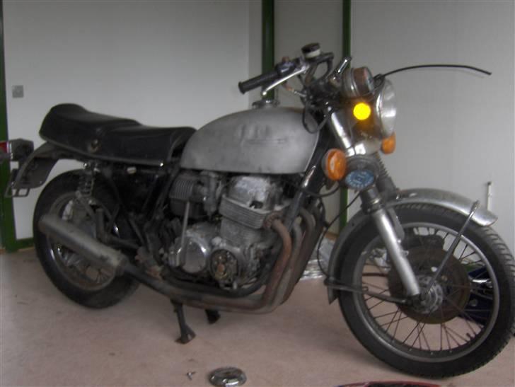 Honda cb 750 k7 - Cyklen som jeg modtog den. En anelse træt at se på. Har formentlilg nok været en pendlercykel.  billede 3