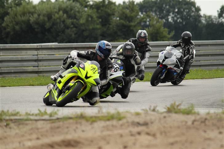 BMW S1000RR - 3 x race cykler med slicks og hele lortet.. efterfulgt af en gadecykel med haj gæller og en rusten chauffør.. (indsæt lyden fra Jaws) hehe billede 15