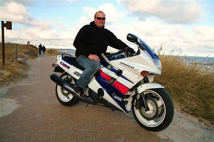 Honda cbr 1000f SOLGT - med den lykkelige ejer billede 7