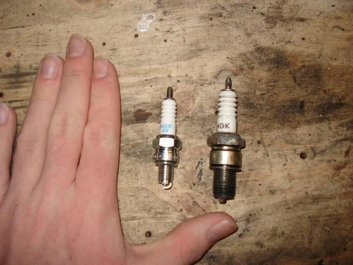 Suzuki GSXR 250 - Det er nogle små sjovere de tændrør den kører med. Men hver cylinder er jo også kun på 62ccm.. billede 8