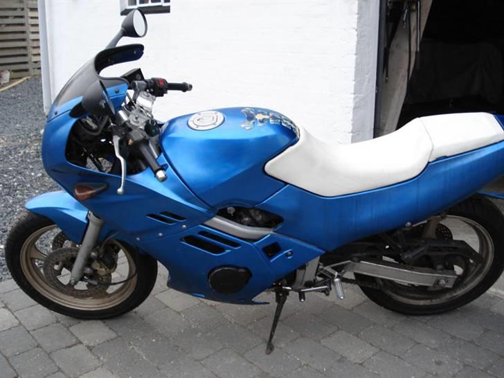 Suzuki GSXR 250 - Den var ikke ligefrem en skønhed da jeg fik den. Lidt triste løbere i malingen også, og farven er ikke mig. billede 9