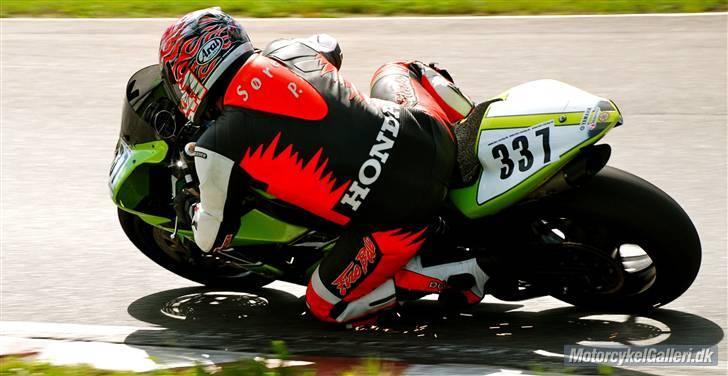 Yamaha yzf R1 - min kammerat søren er lige ude for at teste lidt afjedring på min cykel billede 3