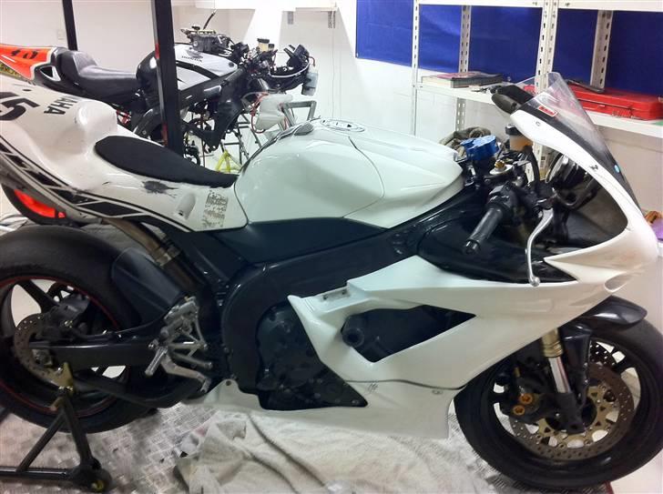 Yamaha yzf R1 - så blev der lige brygt 8 spray dåser hvid og 5 dåser klar lak billede 10