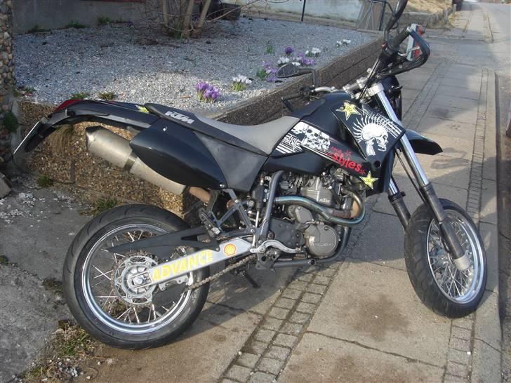 KTM 640 LC4 / Supermoto Solgt - Køn er den ikke, men jeg har jo også en hele vinter at pusse på den. billede 1