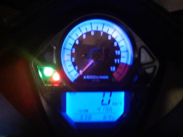 Suzuki SV1000S - Lige monteret speedometer efter udskiftning til blå dioder billede 3