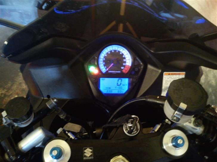 Suzuki SV1000S - sådan ser cockpittet ud med blåt lys. synes da det passer fint til lakken. billede 5