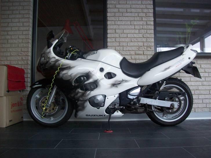 Suzuki gsx 600f (Airbrush) SOLGT - Ja så har min fine suzi fået en godt vinter plads, så jeg kan se på den fra min stue, skønt ;-) billede 12