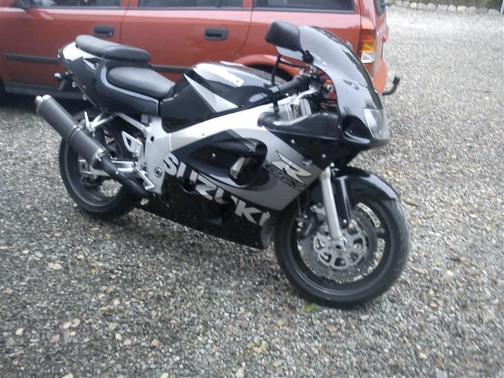 Suzuki Gsxr 600 Srad - Billede fra dagen efter jeg købte den.. Bare uden sædeskal og under tail..   billede 6