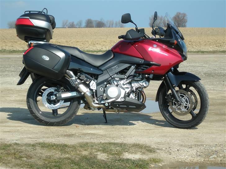 Suzuki DL 1000 V-Strom - Ihh, en dag gammel og solen skinner. Livet er skønt. 1 uge senere, et nyt klip i pappet!! billede 6