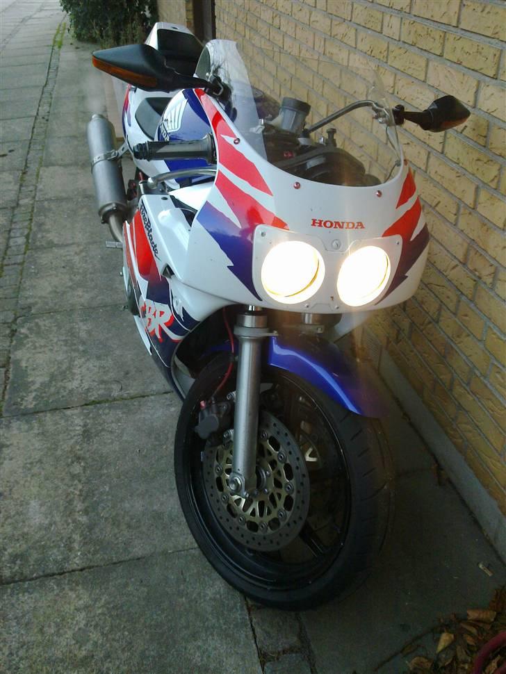 Honda CBR 400 RR *SOLGT* billede 3