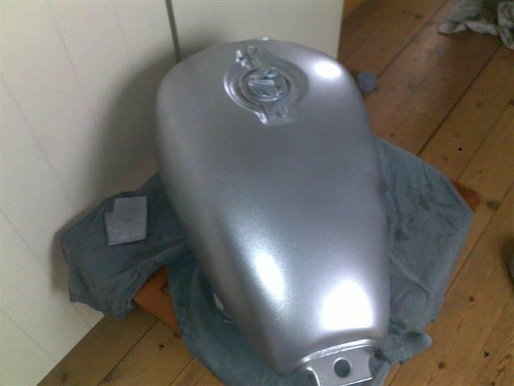 Honda CX 500 C (SOLGT) - Nymalet. Mangler klarlak. Overvejer lige to fartstriber i blå??? billede 10