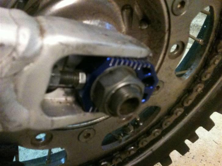 Yamaha Yz 250F MX  - Blå alu afstandsklodser til justering af baghjul. billede 5