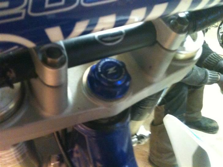 Yamaha Yz 250F MX  - Blå kronrørsmøtrik, samt blå prop. billede 7