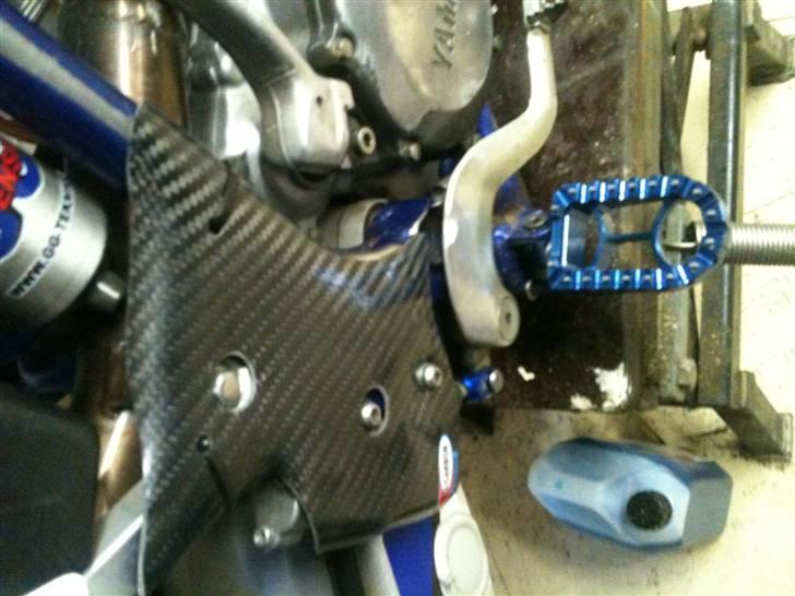 Yamaha Yz 250F MX  - Blå Alu fodhvilere, Carbon stelbeskyttere. billede 8
