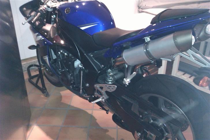 Yamaha YZF R1 - Så står den varmt i kælderen!  billede 13