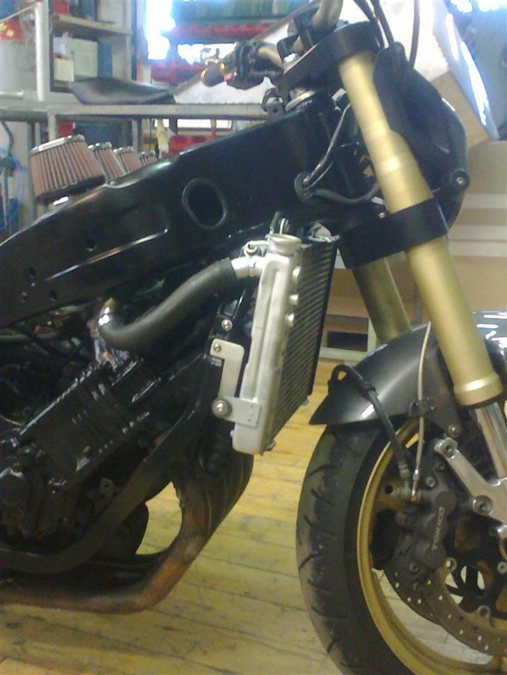 Yamaha Fzr 1000 streetfighter - køleren er blivet lavet om her forår 2011 billede 17