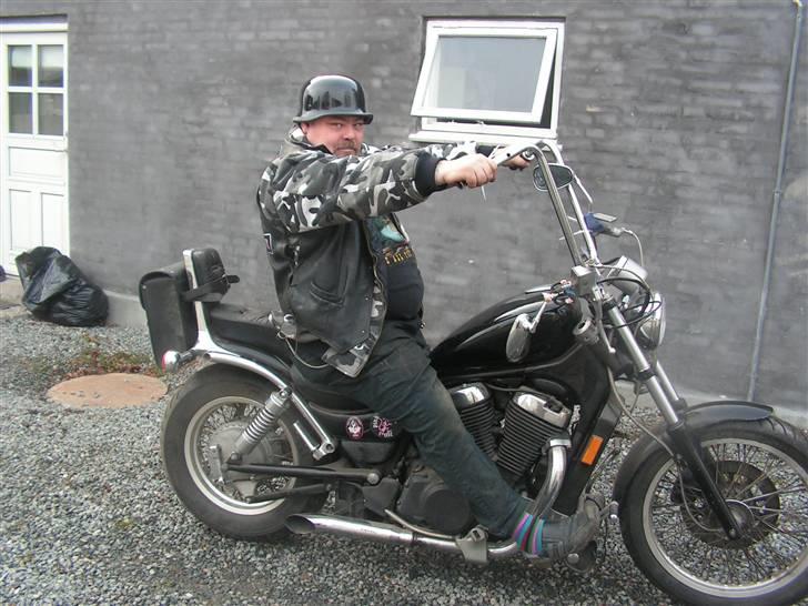 Suzuki v's 700 intruder - en fin hjelm jeg købte på  Mc showet i jylland 2010 den er desværre ikke godkendt billede 14