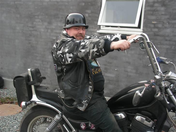 Suzuki v's 700 intruder - ja hovedet beskytter den ikke så meget men fed  er den sku  billede 15