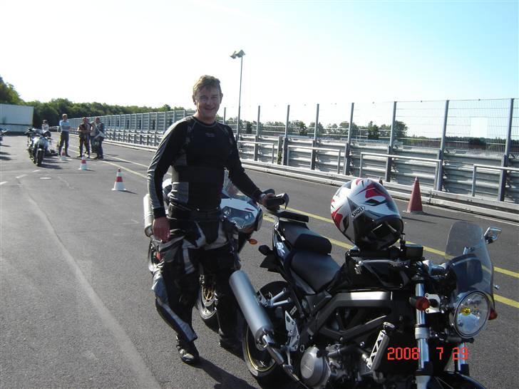 Suzuki SV 1000 N - Jubii har det meget varmt eftet et fed løb billede 15