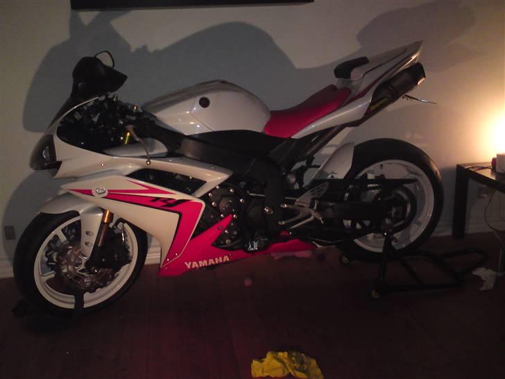 Yamaha r1 - Ja så kom den hjem og ind i stuen og stå :D Damen syntes ikke så godt om det hehe :P billede 6