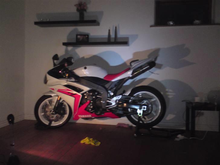 Yamaha r1 - Ja så kom den hjem og ind i stuen og stå :D Damen syntes ikke så godt om det hehe :P billede 7